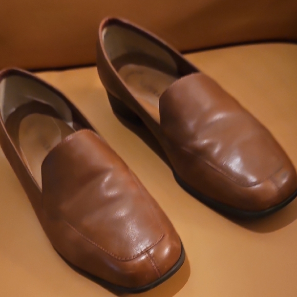 Naturalizer Women's Brown Loafers - Picture 3 of 7